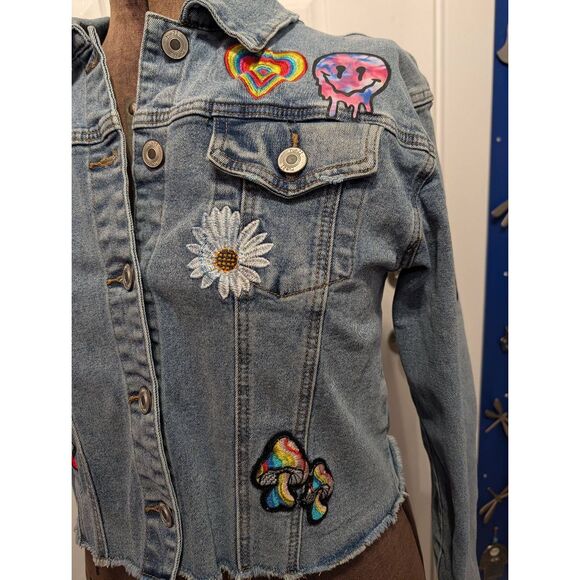 Rue 21 Cropped Denim Jean Jacket Embroidered Patches Size Large Stretch - Picture 8 of 15